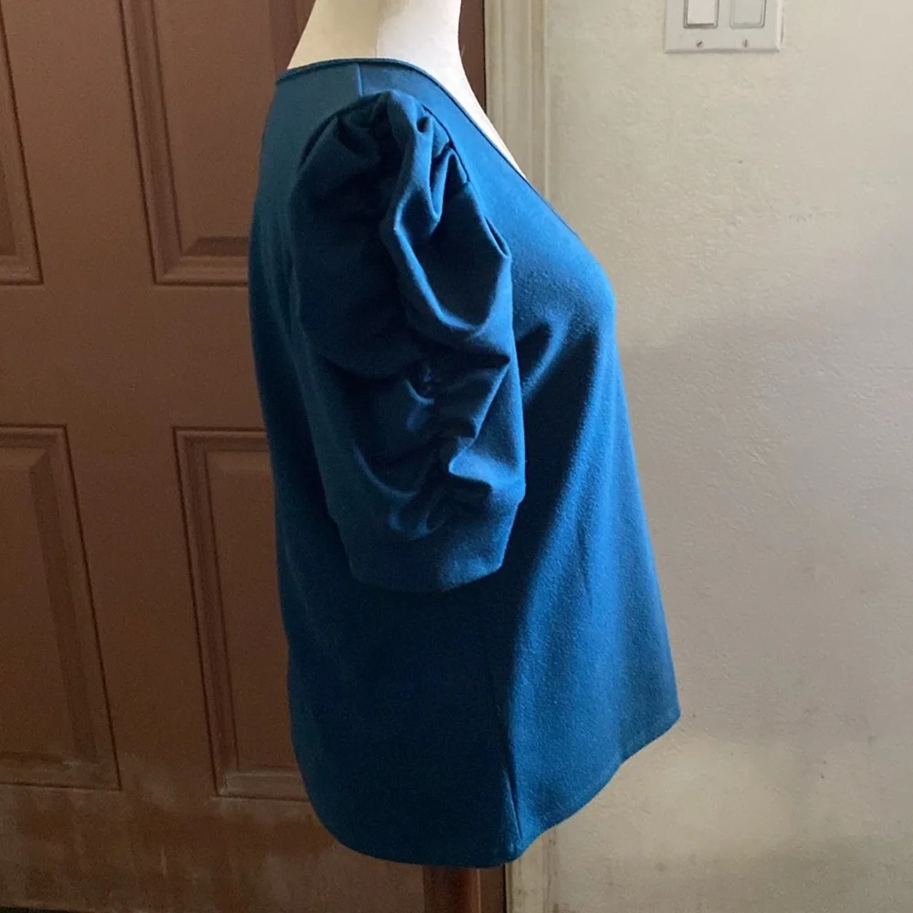 Ruffles🌬️🌫️🪽On Edges Top - Picture 7 of 17